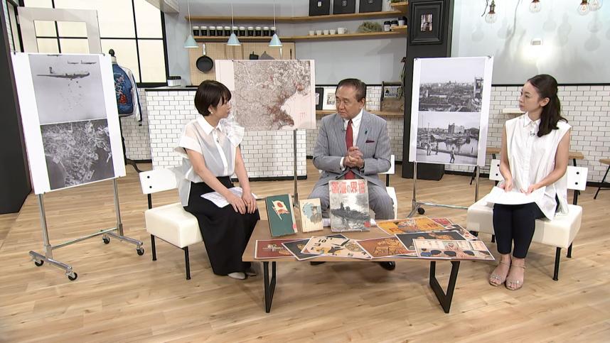 スタジオで戦時文庫についてトークする様子