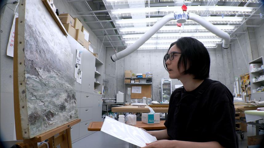 絵画の修復作業をする神奈川県立近代美術館の橋口学芸員