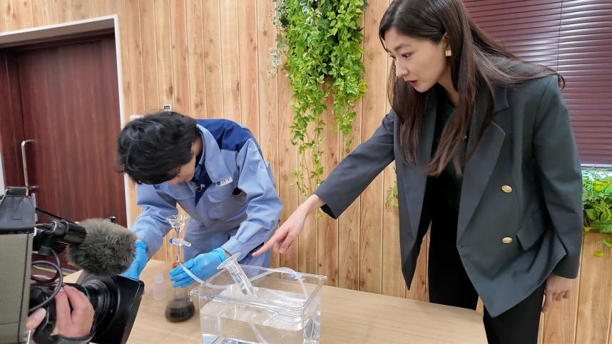 株式会社Jバイオフードリサイクルにて、海老澤副工場長と熊井リポーター