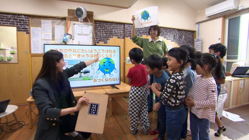 子中保育園にて、クイズをするくまりん先生と園児たち