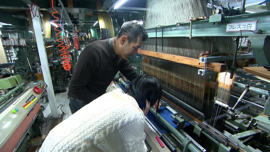 HATAYA渓谷の布工房の工場内にて、花上仁志代表取締役社長と井上ゆみ乃リポーター