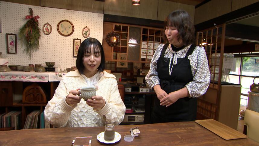 古民家カフェよってけさんにて、美津峯焼のカップでコーヒーをいただく井上ゆみ乃リポーターとオーナーの岩澤克美さん