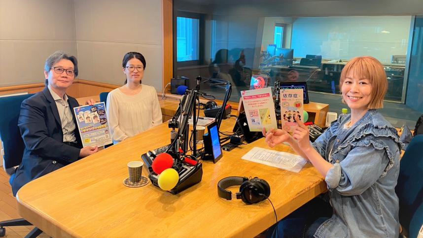 ラジオ写真（スタジオにて、金子パーソナリティ、県立精神医療センターの平野医師、県精神保健福祉センターの石井課長）