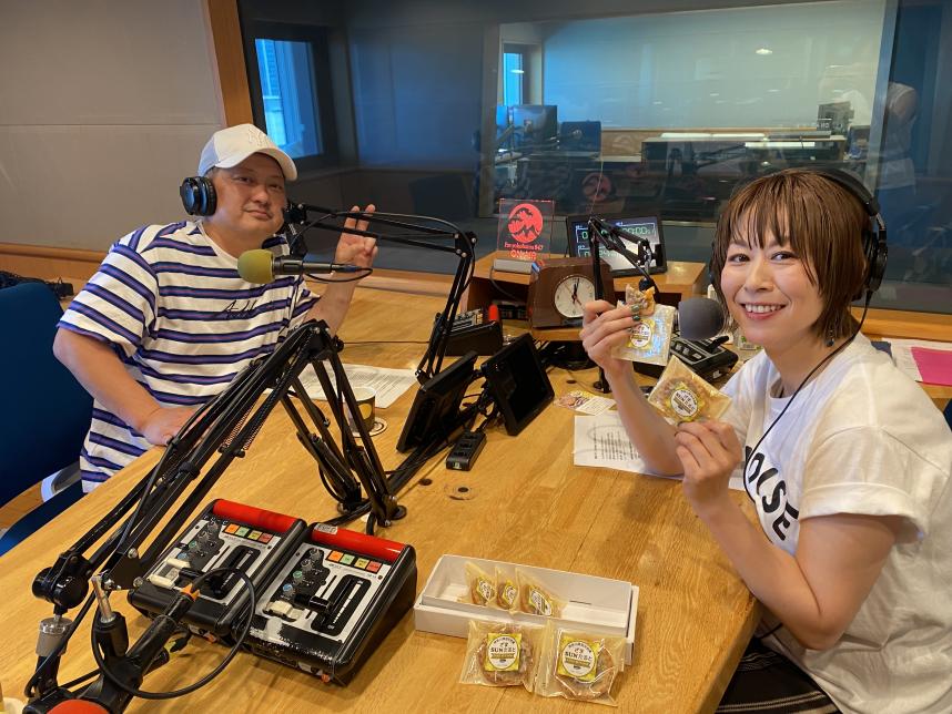ラジオ写真(スタジオにて、左からゲストの安西賢一さんとパーソナリティの金子桃さん)