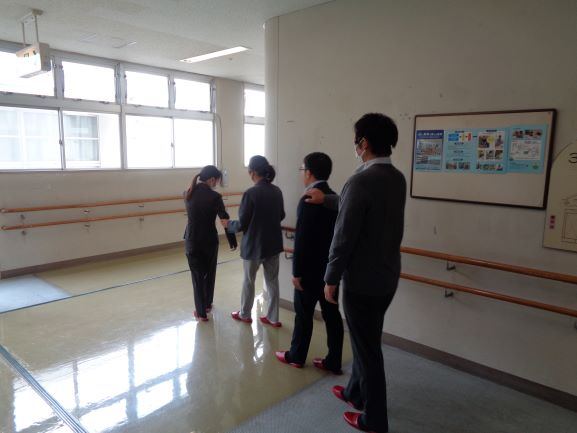 アイマスク着用による歩行体験