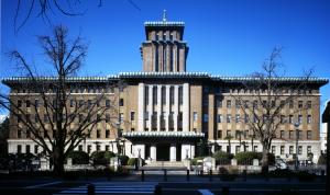 正面から見た神奈川県庁本庁舎外観の写真