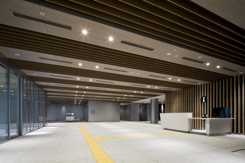 分庁舎（現　東庁舎）1階エントランスホールの写真