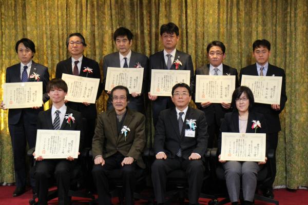 表彰後の保健福祉局長と受賞者