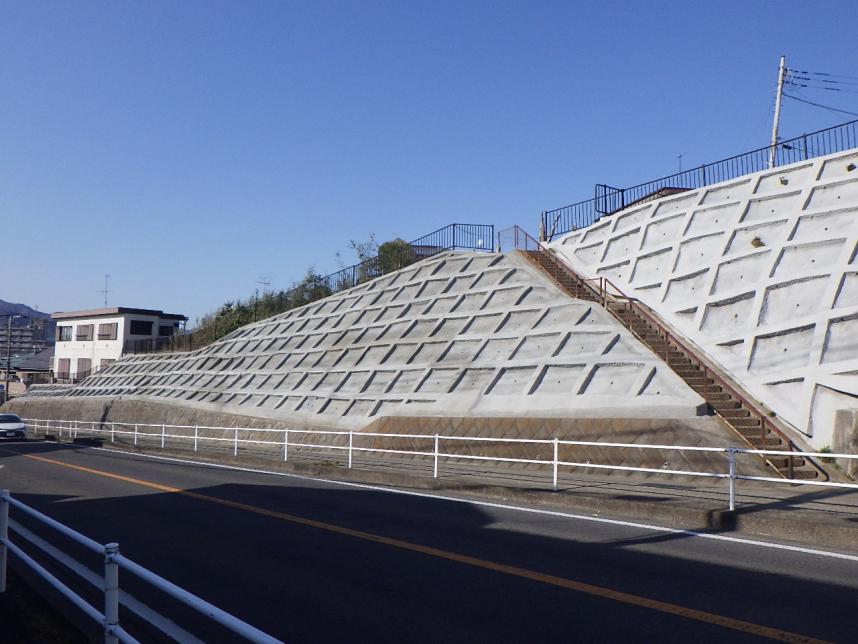 県道61号斜面法枠工事(後)