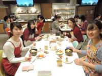 料理を食べている様子の写真