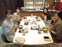 別グループの料理を食べている様子の写真