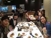 別グループの料理を食べている様子の写真