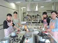別グループの料理をしている様子の写真