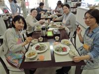 料理を食べている様子の写真