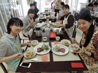 別グループの料理を食べている様子の写真