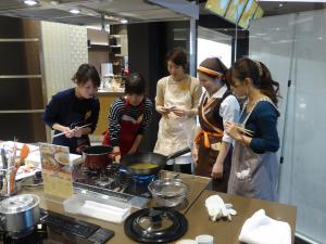 料理をしている様子の写真