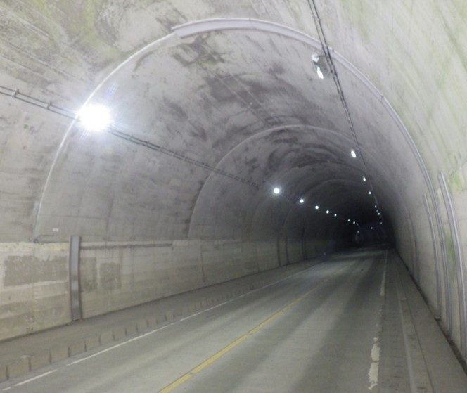 トンネル照明灯LED化後の写真