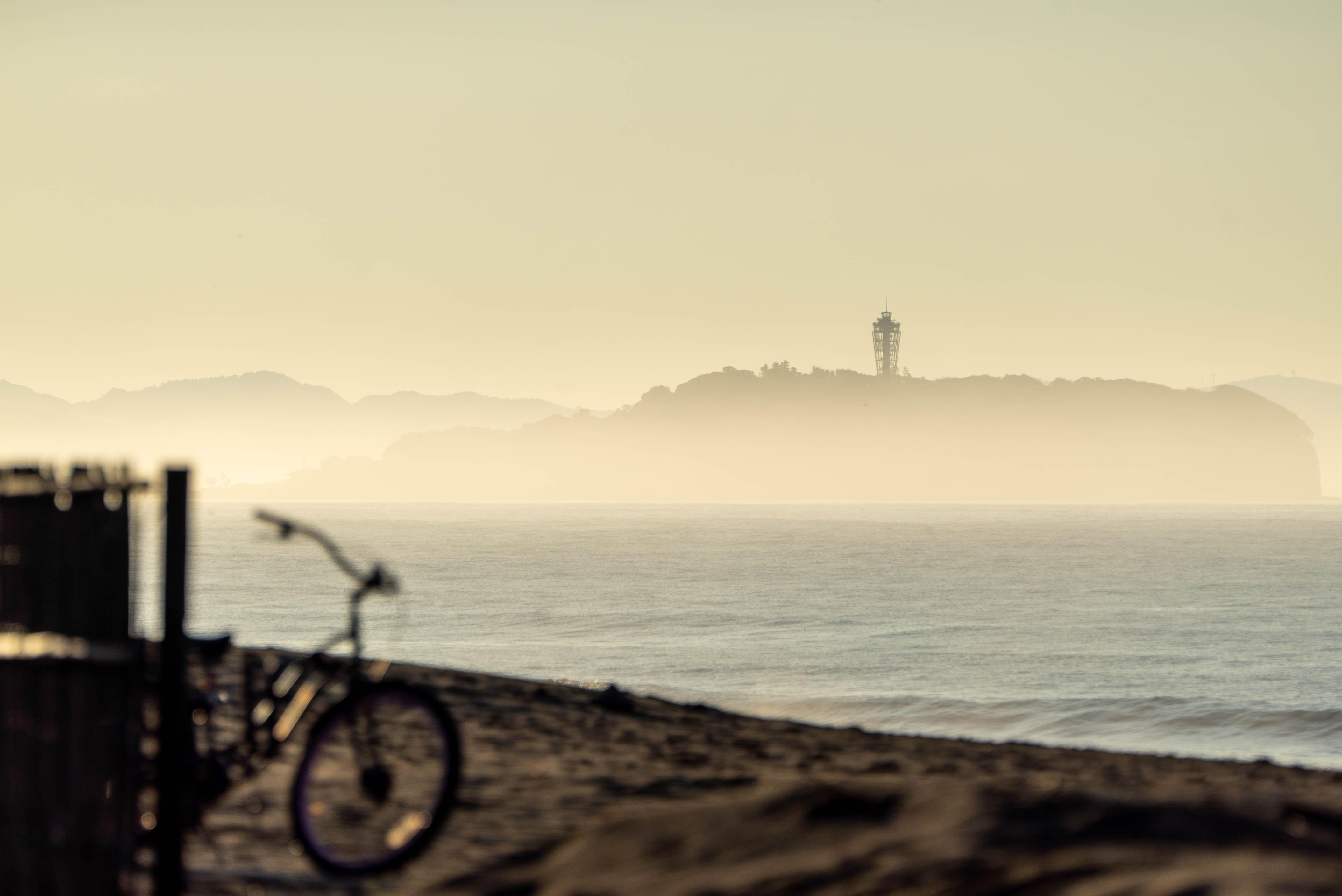 朝もやの江の島