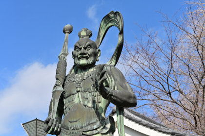 星谷寺の仁王像のアップ写真