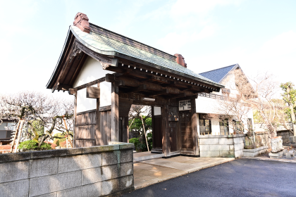 星谷寺境内にある山門の写真