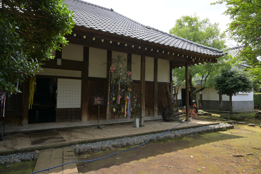 山十邸通用口から中に入る