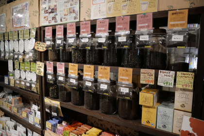 南蛮屋本店_内部でのコーヒー豆販売の様子