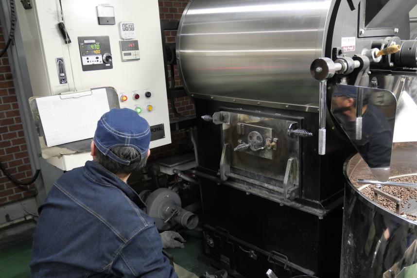 南蛮屋工場内での焙煎温度の調整作業