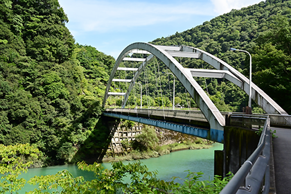 ダムに向かう途中の橋