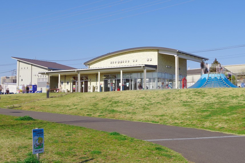 芹沢公園の管理棟全景