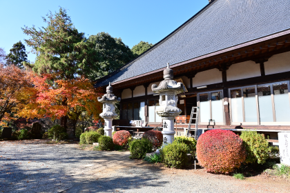 正覚寺本堂の秋の様子