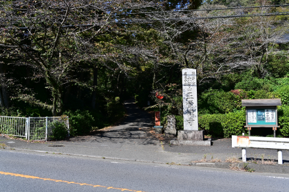 幹線道路側に面した正覚寺入口の様子