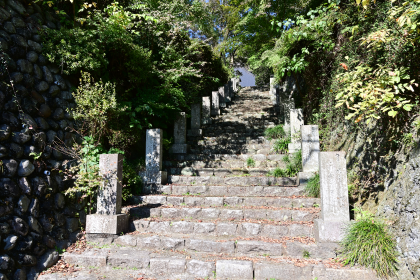 正覚寺山門へ至る石段の写真
