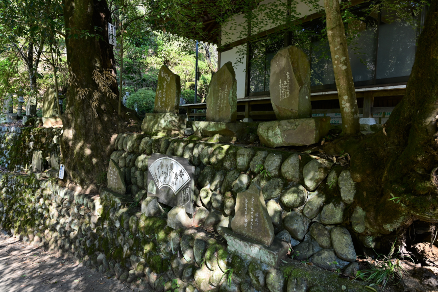 正覚寺本堂横にある句碑