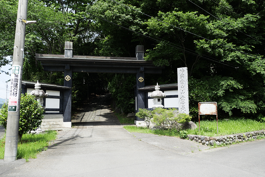 国道52号に面した山門の様子