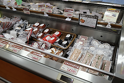 店内にある商品陳列棚の風景2