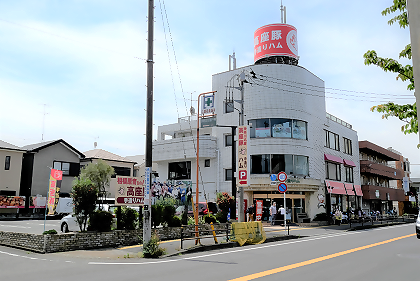 主要道路側からの店舗の外観写真