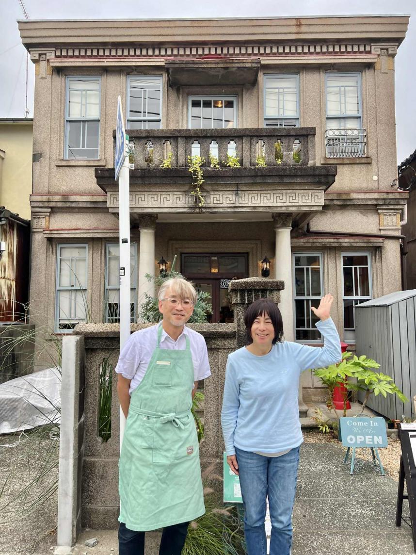 小田原薬膳喫茶ＫＵＲＡの前でオーナーの飯山さんと。