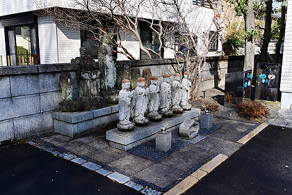星谷寺内にある六地蔵
