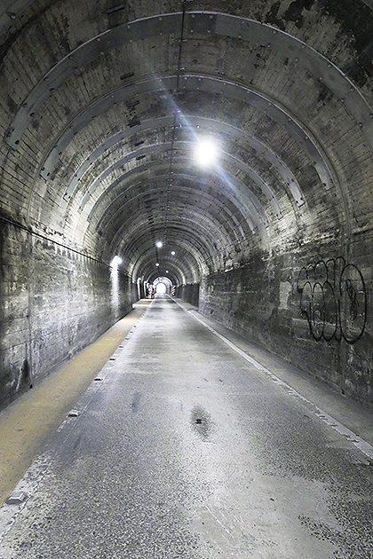 踏切を渡った先にあるトンネル