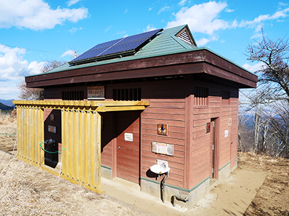 陣馬山山頂にある公衆トイレ