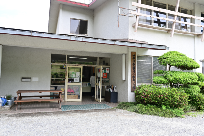 ふれあいの村管理棟にある事務所入口