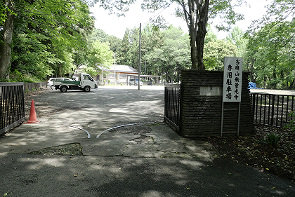 無量光寺の無料駐車場入り口