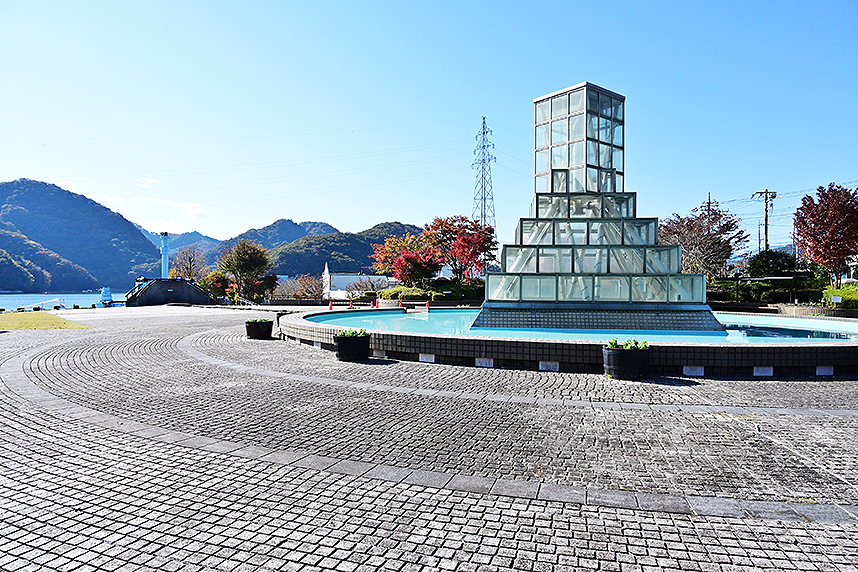 噴水の広場とガラスのカスケード