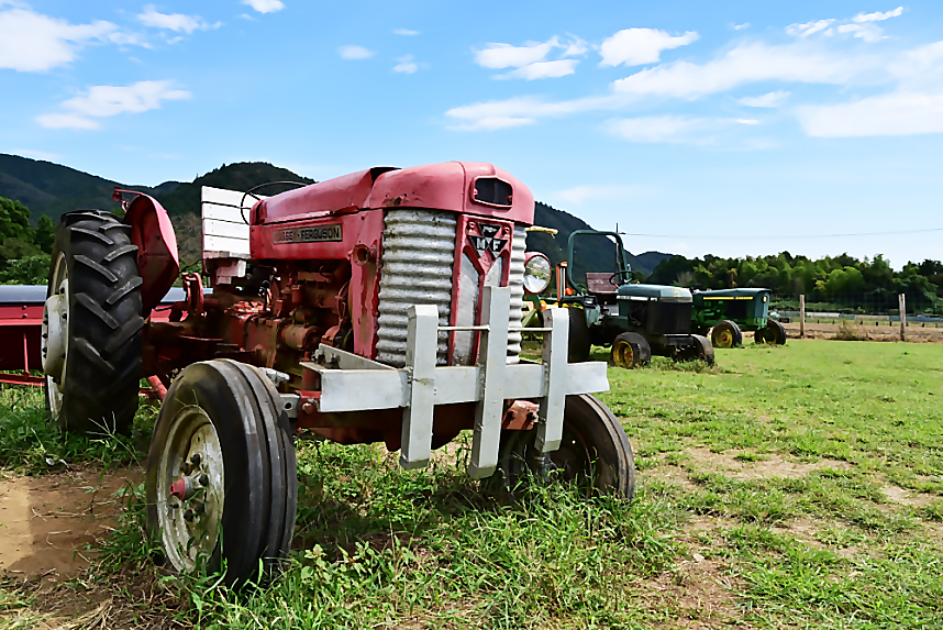 広場にあるトラクター1