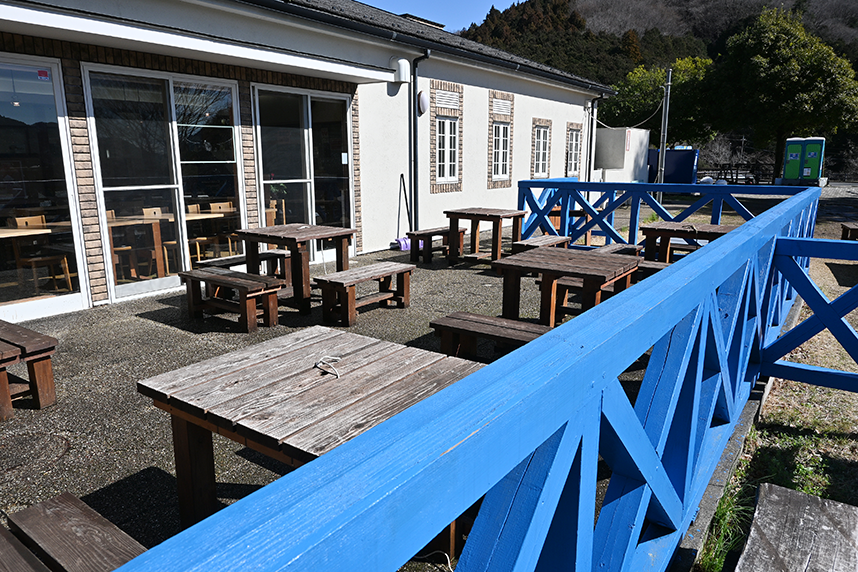 屋外にあるテラス席