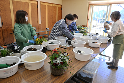寄せ植え体験教室の様子2