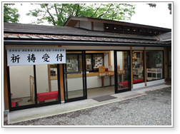 境内内のすいめい館入口付近の写真