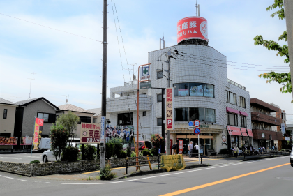 主要道路側からの店舗の外観写真
