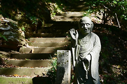 正覚寺参道に立つ羅漢像