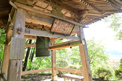 正覚寺の回向の鐘を近くから撮影した写真